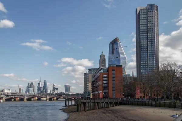 LONDRES / REINO UNIDO - 21 DE MARÇO: Vista do Tâmisa para a cidade de Londo — Fotografia de Stock