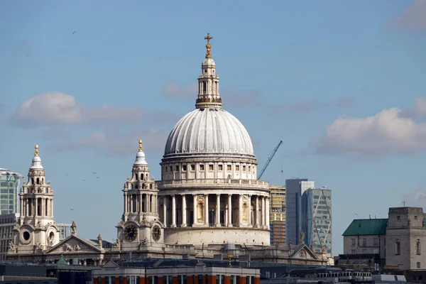 Londen/Uk - 21 maart: Uitzicht op St Pauls kathedraal langs de hemel — Stockfoto