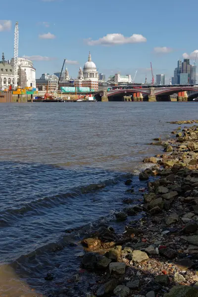 LONDRES / REINO UNIDO - 21 DE MARÇO: Vista do Tâmisa para a cidade de Londo — Fotografia de Stock