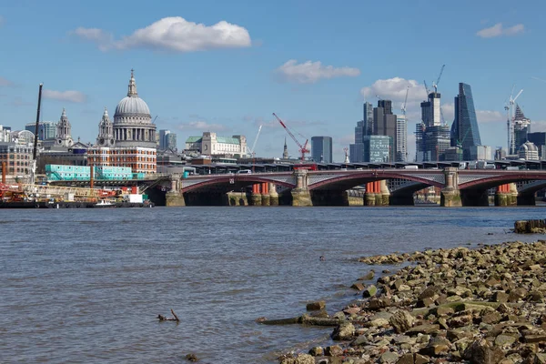 Londen/Uk - 21 maart: Standpunt van de Thames tot de stad van Londo — Stockfoto