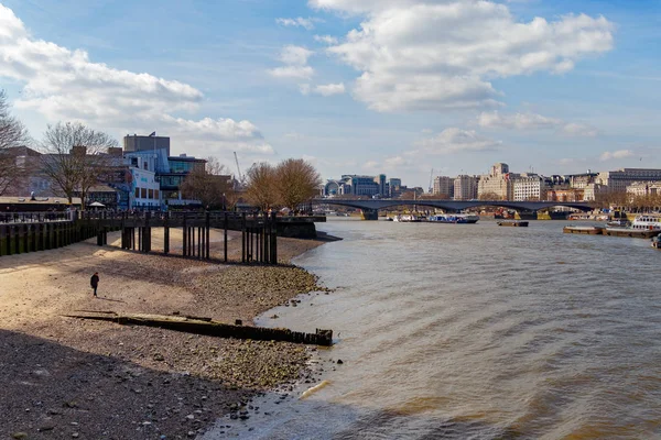 ロンドン/英国 - 3 月 21 日: 3 月のロンドンのテムズ川を表示 — ストック写真
