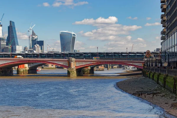 Londen/Uk - 21 maart: Standpunt van de Thames tot de stad van Londo — Stockfoto