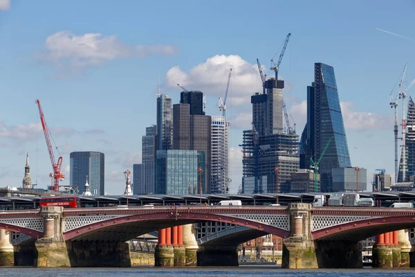 Londen/Uk - 21 maart: Standpunt van de Thames tot de stad van Londo — Stockfoto