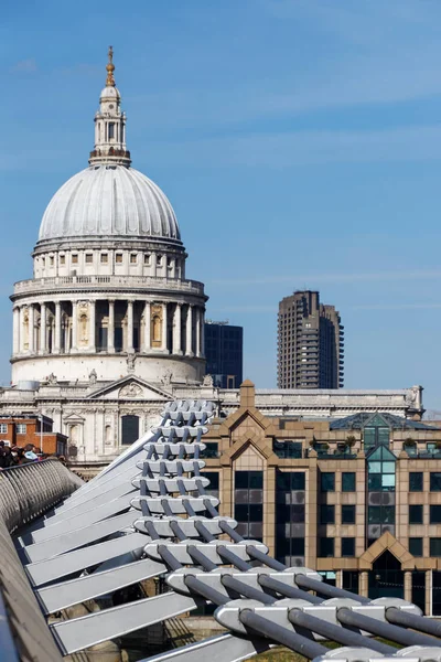 Londra/İngiltere'de - 21 Mart: St Paul Katedrali gökyüzünde — Stok fotoğraf