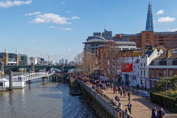 LONDRES / RU - MARÇO 21: Vista ao longo da margem sul do rio Th — Fotografia de Stock