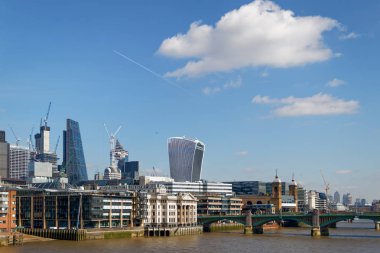 Londra/İngiltere'de - 21 Mart: Thames Londo şehir için aşağı görünüm