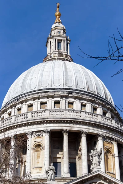 Londyn/Uk - 21 marca: Close zakładajcie widok St Pauls Cathedral w Lo — Zdjęcie stockowe