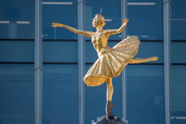 LONDON/UK - MARCH 21 : Replica Statue of Anna Pavlova on the Cup — Stock Photo, Image