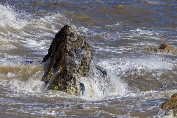 Stenar krossas av havet vid hopp Gap — Stockfoto