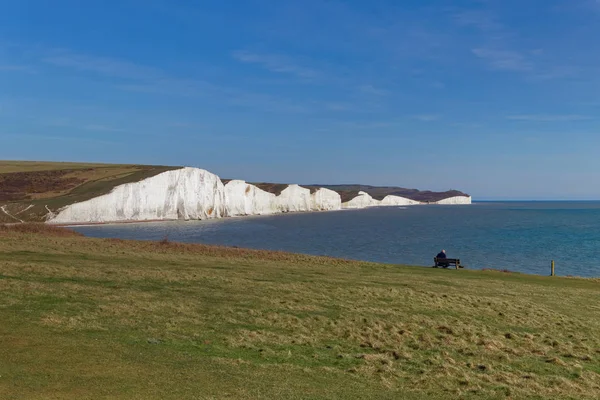 Seaford, Sussex/Uk - 5 Nisan: Adam bir tezgah overlookin oturan — Stok fotoğraf