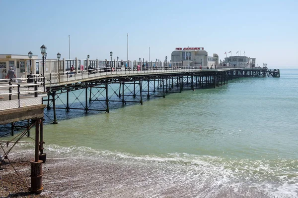 Worthing, West Sussex/Uk - 20 kwietnia: Widok Worthing Pier w W — Zdjęcie stockowe