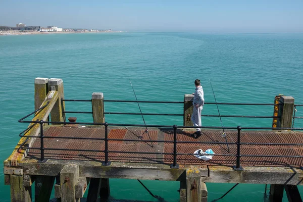 Worthing, west sussex / uk - 20. april: angeln von worthing pier — Stockfoto