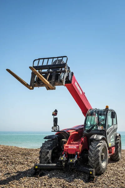 WORTHING, WEST SUSSEX/UK - APRIL 20 : Tractor Parked on Worthing — Stock Photo, Image