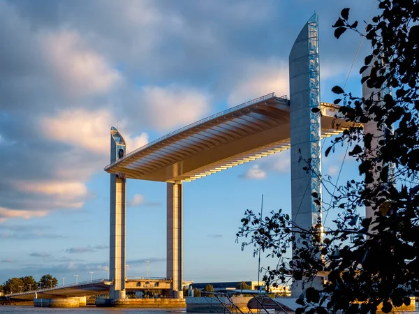 BORDEAUX/FRANCE - SEPTEMBER 18 : New Lift Bridge Jacques Chaban- — Stock Photo, Image