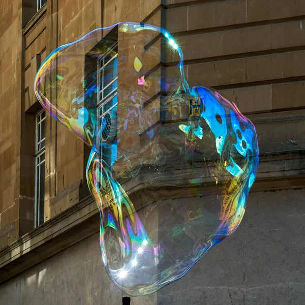 Obrovská bublina vznášející se ve vzduchu v Bathu — Stock fotografie