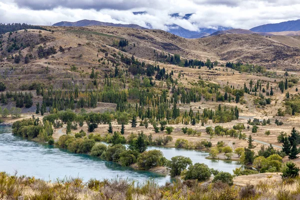 Landsbygd längs Waitakifloden vid Aviemore i Nya Zeeland — Stockfoto