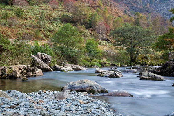 Pohled podél řeky Glaslyn na podzim — Stock fotografie