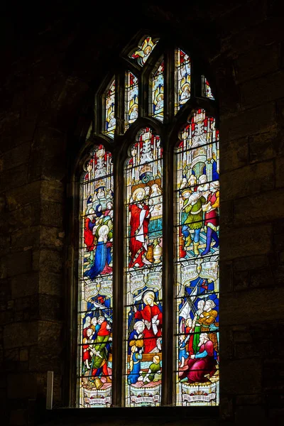 EAST GRINSTEAD, WEST SUSSEX/UK - NOVEMBER 29 : Stained glass win — Stock Photo, Image