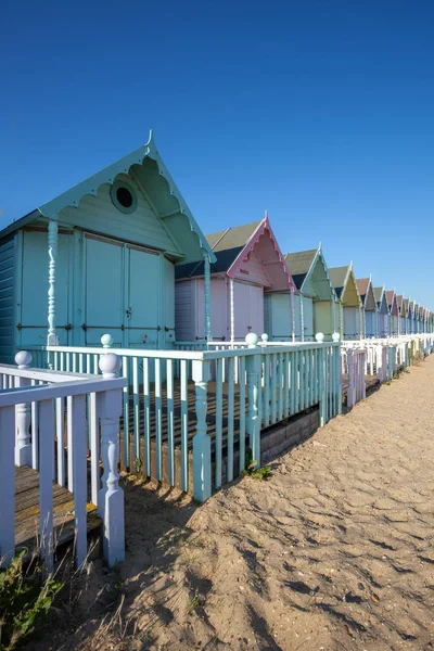 MERSEA OCCIDENTALE, ESSEX / UK - 24 LUGLIO: Capanne colorate in West M — Foto Stock