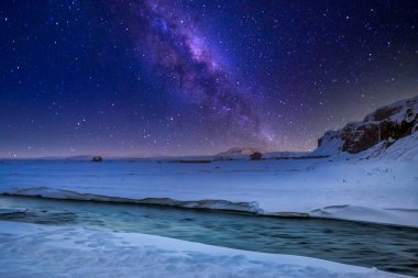 Seljalandfoss İzlanda 'da kışın yıldızlı gökyüzü