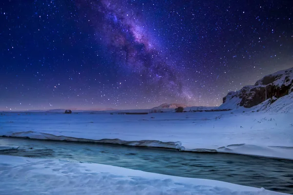Cielo estrellado en Seljalandfoss Islandia en invierno Imagen de archivo