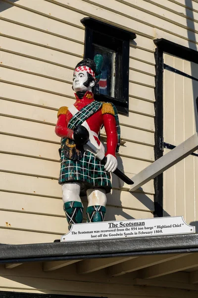 BROADSTAIRS, KENT/UK - JANUARY 29 : The Scotsman wooden statue a — Stock Photo, Image