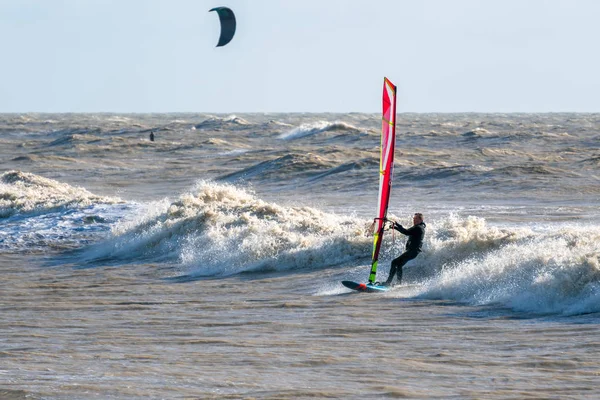 GORING-BY-SEA, SUSSEX DEL OESTE / UK - 28 DE ENERO: Windsurf en Gorin —  Fotos de Stock