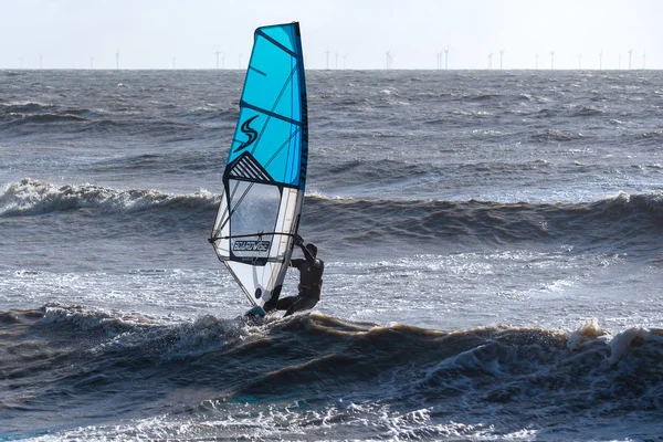 GORING-BY-SEA, WEST SUSSEX / UK - JANEIRO 28: Windsurf em Gorin — Fotografia de Stock