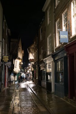 YORK, NORTH YORKSHIRE / UK - 19 Şubat 2020: York, Kuzey Yorkshire 'daki Shambles bölgesinde bina ve mimari görüntüsü. Tanımlanamayan kişiler