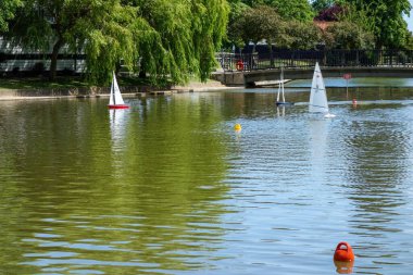 SOUTHEND-ON-SEA, ESSEX/UK - AUGUST 4 : Sailing model yachts on a lake in Southend-on-sea Essex on August 4, 2013