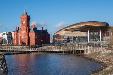 Cardiff, Galler / Uk - 26 Aralık 2013: Pierhead binası ve Milenyum Merkezi, Cardiff. Tanımlanamayan kişiler.