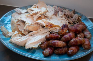 Kızarmış hindi ve sosisli börek Noel yemeğine hazır.