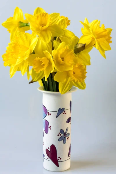 Monte Daffodils Dourados Vaso Cerâmico Decorado — Fotografia de Stock