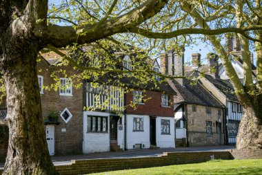 EAST GRINSTEAD, Batı SUSSEX / UK - 20 NİSAN: 20 Nisan 2020 'de Coronavirus nedeniyle Doğu Grinstead' deki High Street 'in kilitlenmesi
