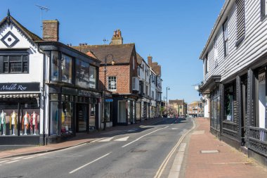 EAST GRINSTEAD, Batı SUSSEX / UK - 20 NİSAN: 20 Nisan 2020 'de Coronavirus nedeniyle Doğu Grinstead' deki High Street 'in kilitlenmesi