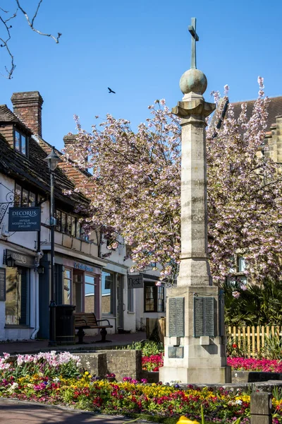 East Grinstead West Sussex エイプリル20 2020年4月20日の東グランドでの戦争記念碑の眺め — ストック写真