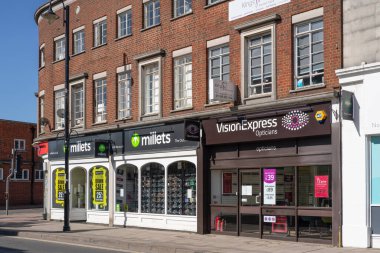 EAST GRINSTEAD, Batı SUSSEX / UK - 5 Mayıs 2020 'de Doğu Grinstead' deki koronavirüs nedeniyle dükkanlar kapatıldı