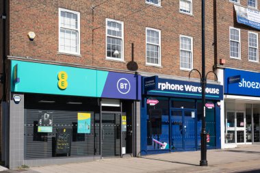 EAST GRINSTEAD, Batı SUSSEX / UK - 5 Mayıs 2020 'de Doğu Grinstead' deki koronavirüs nedeniyle dükkanlar kapatıldı