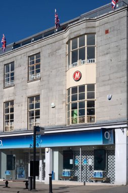 EAST GRINSTEAD, Batı SUSSEX / UK - 5 Mayıs 2020 'de Doğu Grinstead' deki koronavirüs nedeniyle dükkanlar kapatıldı