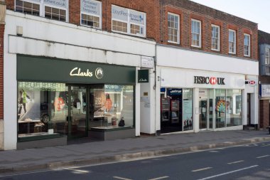 EAST GRINSTEAD, Batı SUSSEX / UK - 5 Mayıs 2020 'de Doğu Grinstead' deki koronavirüs nedeniyle dükkanlar kapatıldı