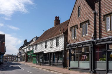 EAST GRINSTEAD, Batı SUSSEX / UK - 5 Mayıs 2020 'de Doğu Grinstead' deki koronavirüs nedeniyle dükkanlar kapatıldı