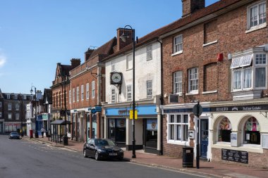 Doğu GrinstEad, Batı SUSSEX / UK - 5 Mayıs 2020 'de Doğu Grinstead' deki koronavirüs nedeniyle dükkanlar kapatıldı. Kimliği belirsiz iki kişi.