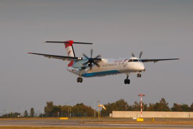 Rague, Çek Cumhuriyeti - 11 Eylül: Avusturyalı Bombardier Dhc-8 Prg havaalanında 11 Eylül 2016 üzerinde inecek. Avusturya Avusturya bayrak taşıyıcı ise Lufthansa grubu. 