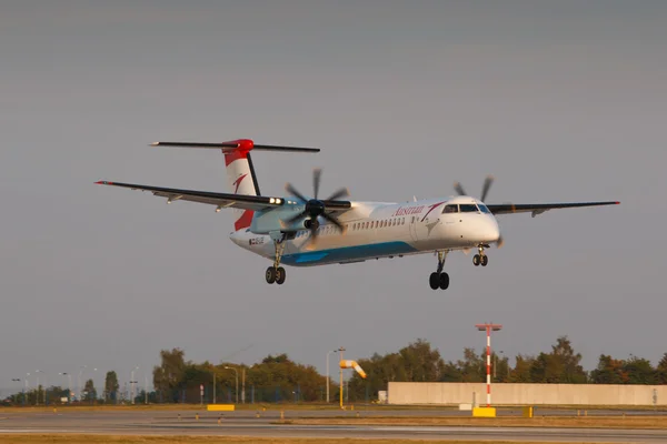 RAGUE, CZECH REPUBLIC - SEPTEMBER 11: Austrian Bombardier DHC-8 lands at PRG Airport on September 11, 2016. Austrian is flag carrier of Austria and subsidiary of the Lufthansa Group. — Stock Photo, Image