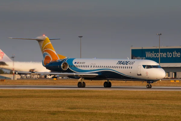 Prague, Çek Cumhuriyeti - 11 Eylül: ticaret hava Fokker 100 almak kapalı Prg Havaalanı'ndan 11 Eylül 2016. — Stok fotoğraf