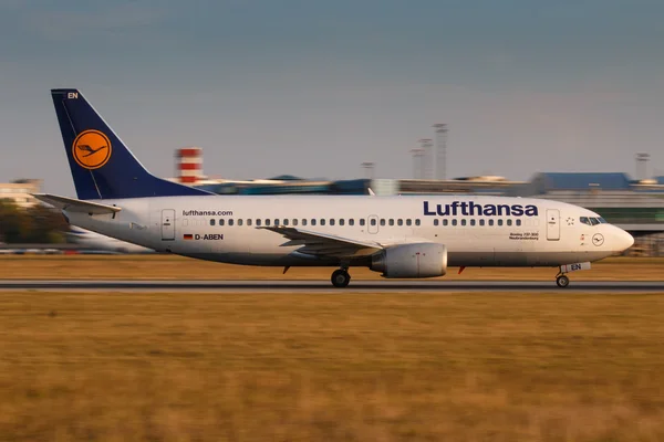 PRAGA, REPÚBLICA CHECA - 11 DE SEPTIEMBRE: Lufthansa Boeing B737-300 aterriza en el aeropuerto PRG el 11 de septiembre de 2016. Lufthansa es portador de bandera de Alemania —  Fotos de Stock