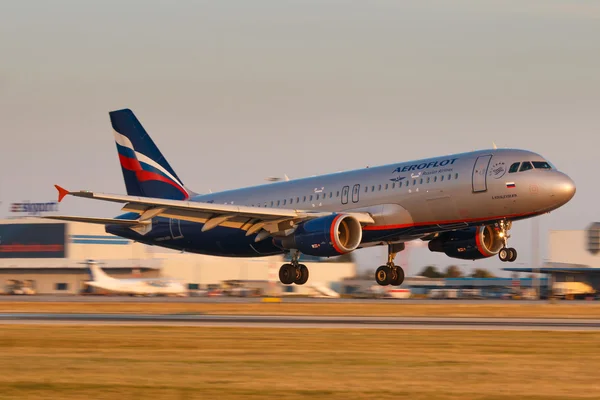 Prague, Tsjechië - 11 September: Aeroflot A320 landt op Prg luchthaven op 11 September 2016. Aeroflot is een vlag drager van Rusland — Stockfoto