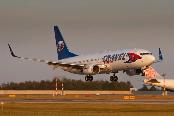 PRAGUE, CZECH REPUBLIC- SEPTEMBER 11: Travel Service Boeing B737-800 lands at PRG Airport on SEPTEMBER 11, 2016. Travel Service, based in Prague, is the largest private airline company in the Czech Republic — Stock Photo, Image