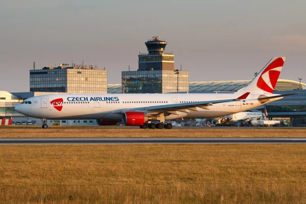 PRAGA - 11 SETTEMBRE: Airbus A330-300 registrazione CSA OK-YBA decolla dall'aeroporto PRG di Praga, Repubblica Ceca l '11 settembre 2016. Czech Airlines è stata fondata nel 1923 — Foto Stock