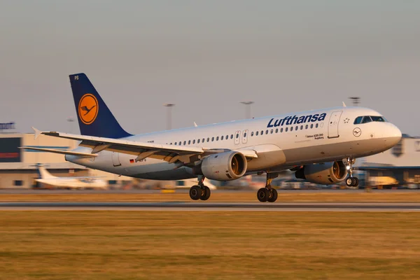 PRAGUE, REPÚBLICA CHECA - 30 DE SETEMBRO: A Lufthansa Airbus A320 aterrissa no aeroporto PRG em 30 de setembro de 2016. Lufthansa é o porta-bandeira da Alemanha — Fotografia de Stock